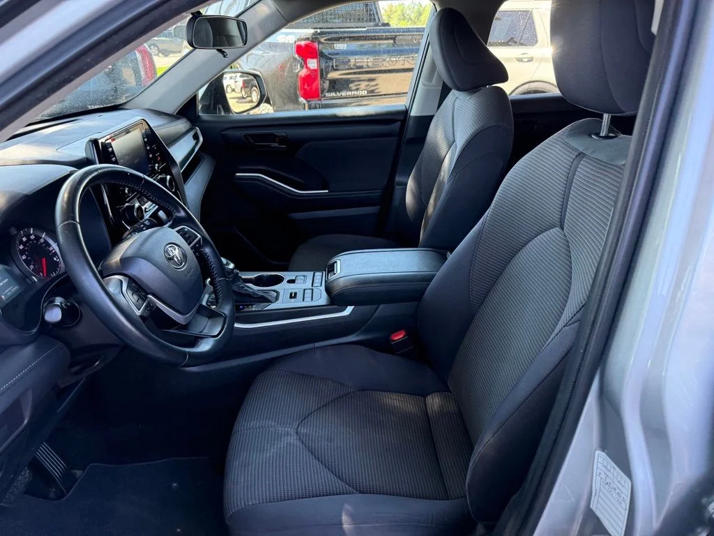 2022 Toyota Highlander LE - Photo 11
