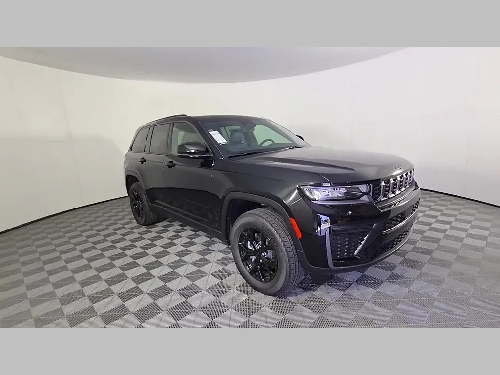New 2026 Diamond Black Crystal Pearl-Coat Exterior Paint Jeep Laredo Altitude image 21