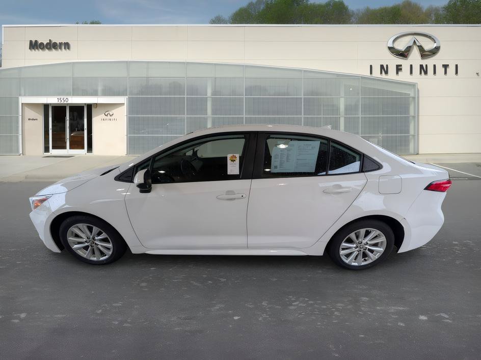 Used 2023 Ice Toyota LE image 6
