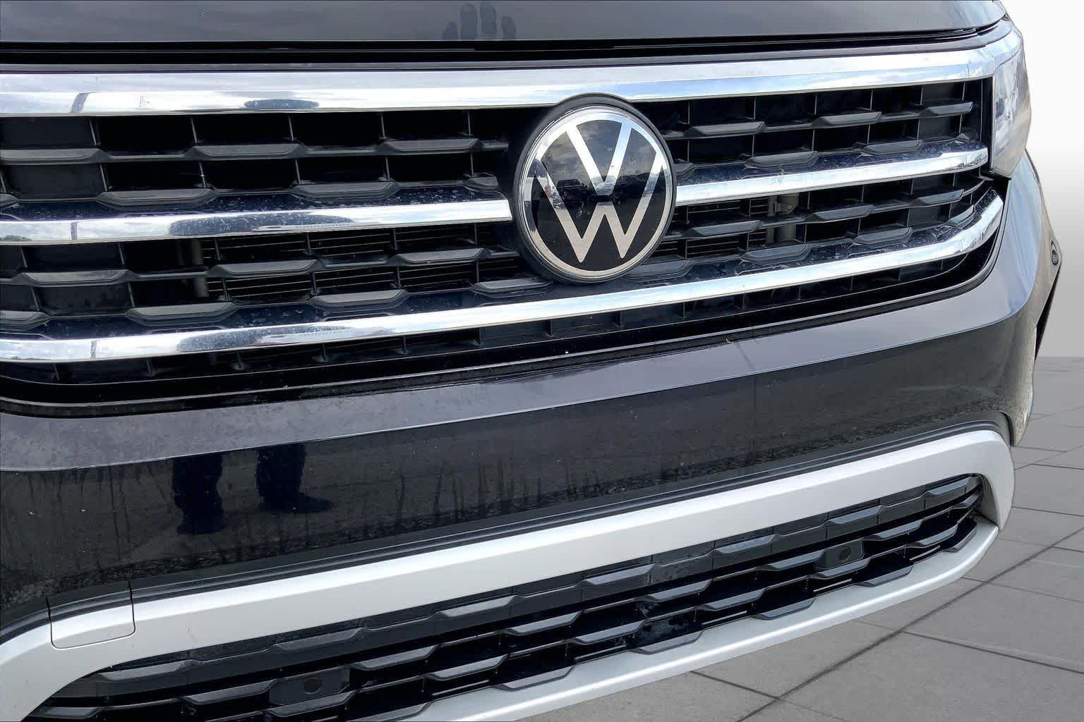 Used 2022 Deep Black Pearl Volkswagen 3.6L V6 SE w/Technology image 29