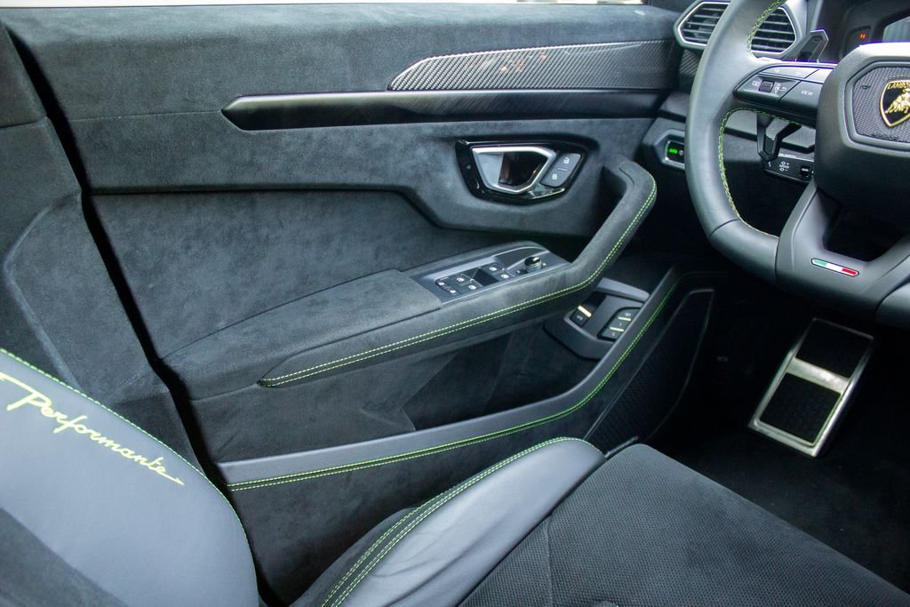 Used 2024 White Lamborghini Performante image 19