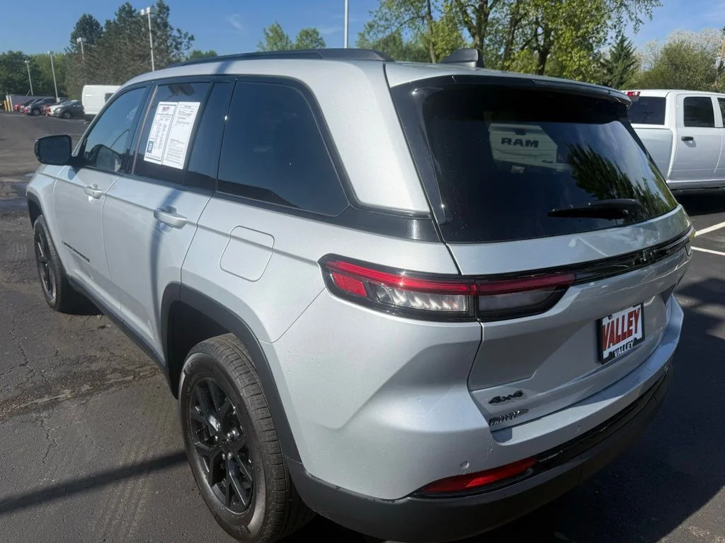 Used 2024 Silver Jeep Altitude X image 5