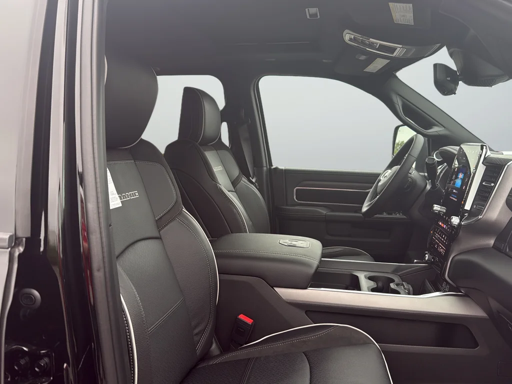 New 2027 Diamond Black Crystal Pearl-Coat Exterior Paint RAM Laramie image 24