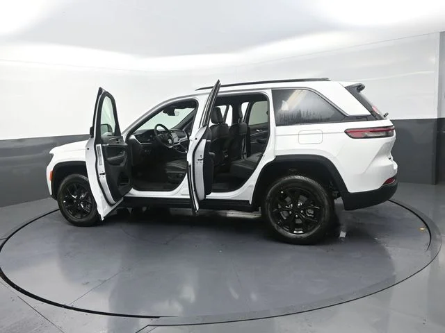 New 2026 Bright White Clear-Coat Exterior Paint Jeep Laredo Altitude image 35