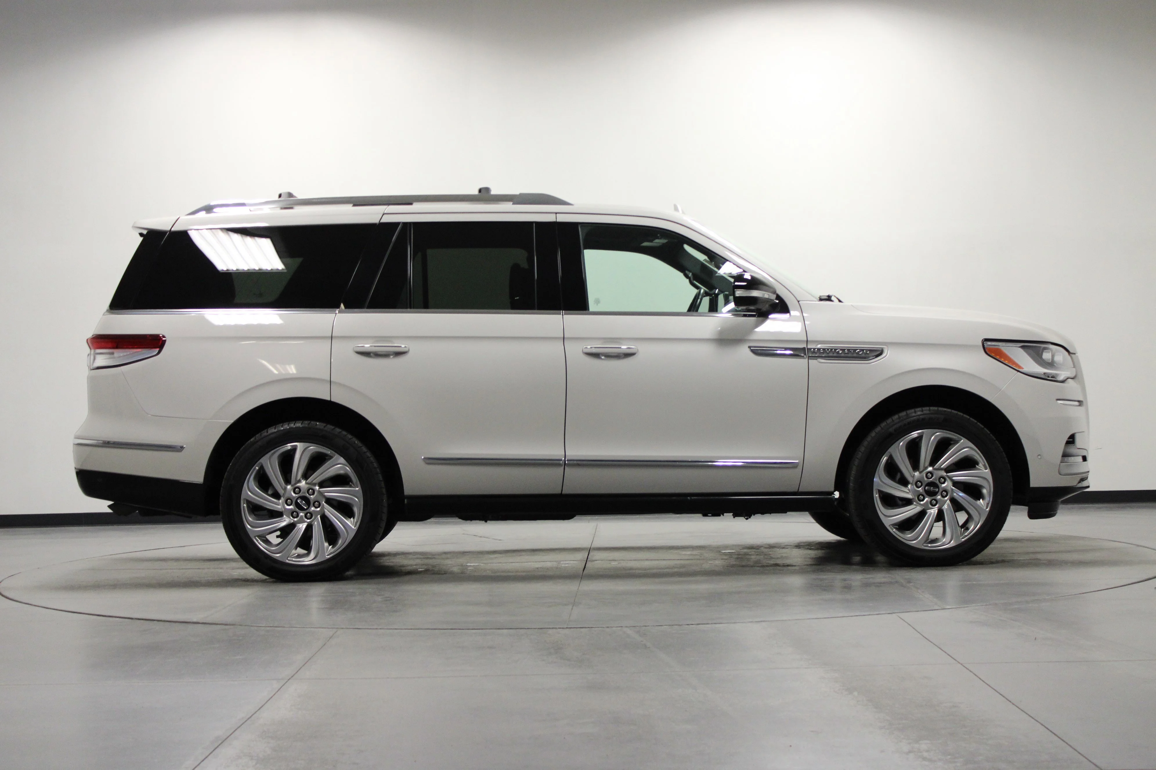 Used 2024 Ceramic Pearl Metallic Tri-Coat Lincoln Reserve image 3