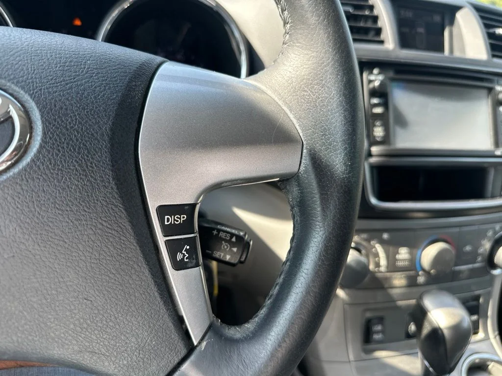 Used 2013 Classic Silver Metallic Toyota SE image 31