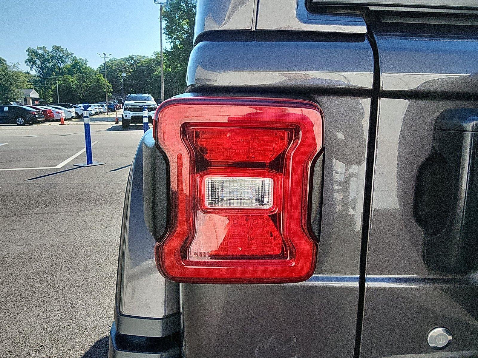 Used 2020  Jeep Rubicon image 13