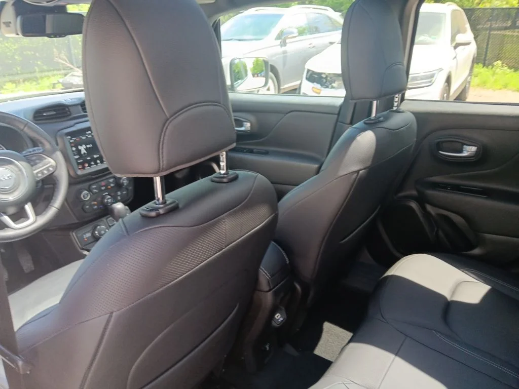 Used 2020 Alpine White Clearcoat Jeep Limited image 32