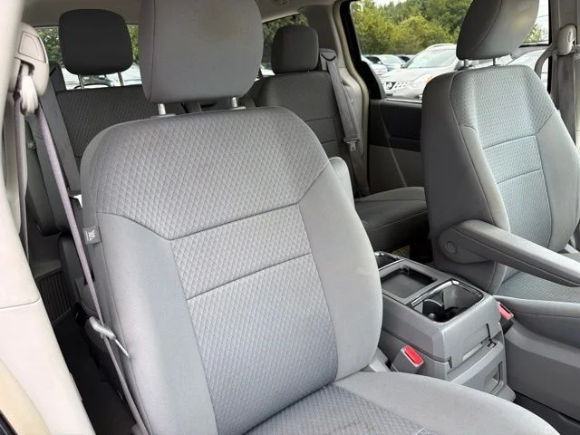 Used 2009 Green Chrysler Touring image 29