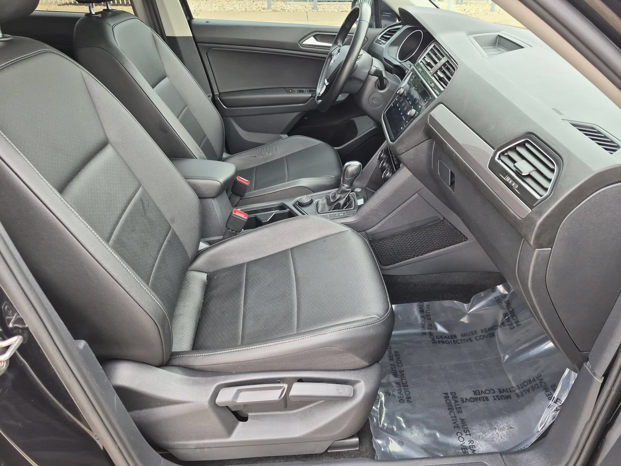 Used 2019 Deep Black Volkswagen SE image 30