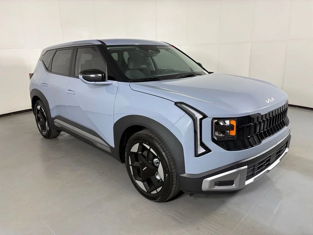 New 2027 Pale Gray Kia S image 2