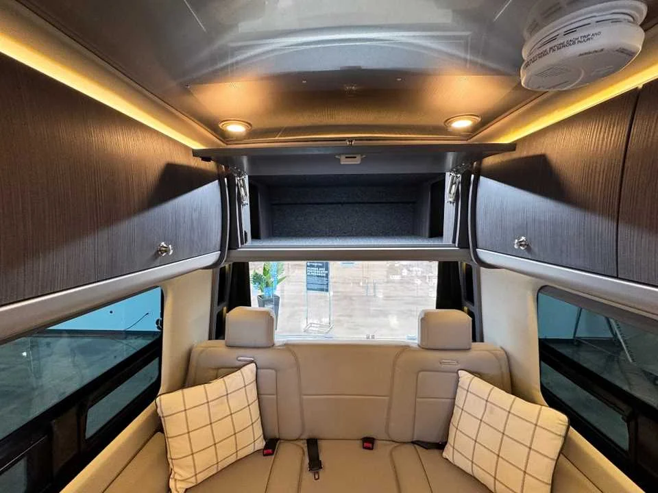 New 2025 Tenorite Gray Metallic AIRSTREAM  image 32