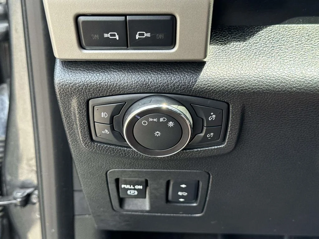 Used 2018 Gray Ford Lariat image 31