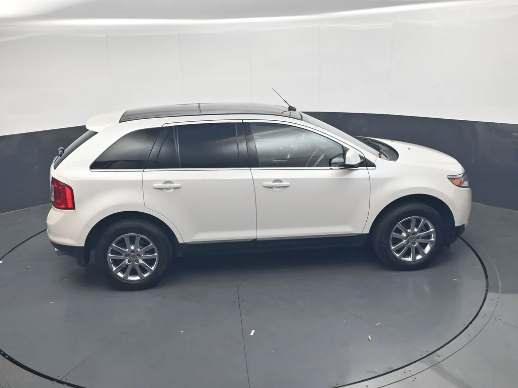 Used 2011 White Platinum Clearcoat Metallic Ford Limited image 36