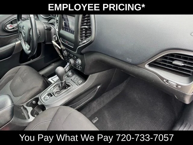 Used 2019 Silver Jeep Latitude image 26