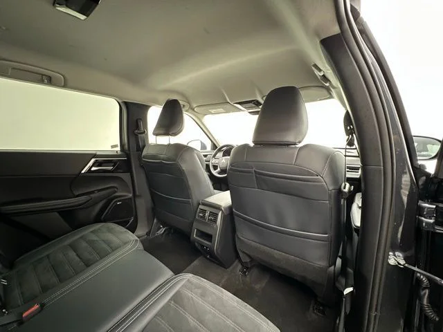 Used 2025 Moonstone Gray Metallic/Black Roof Mitsubishi SE image 21
