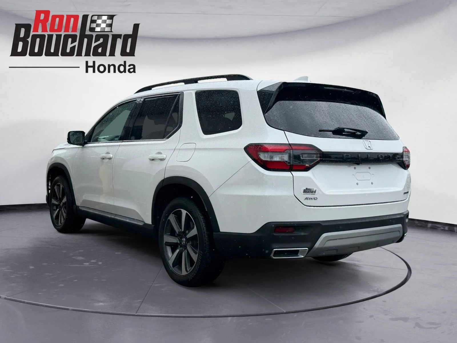Certified Used 2024 White Honda Touring image 4