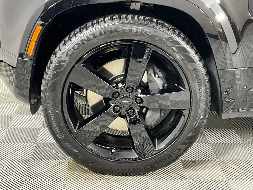 New 2026 Santorini Black Land Rover X-Dynamic SE image 9