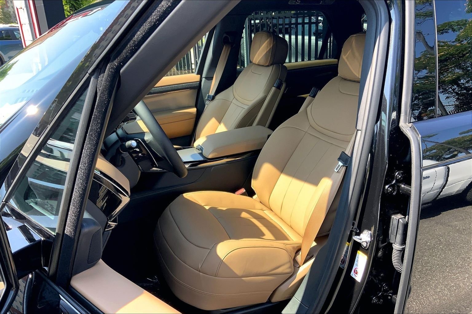 New 2026 Santorini Black Land Rover SE image 9