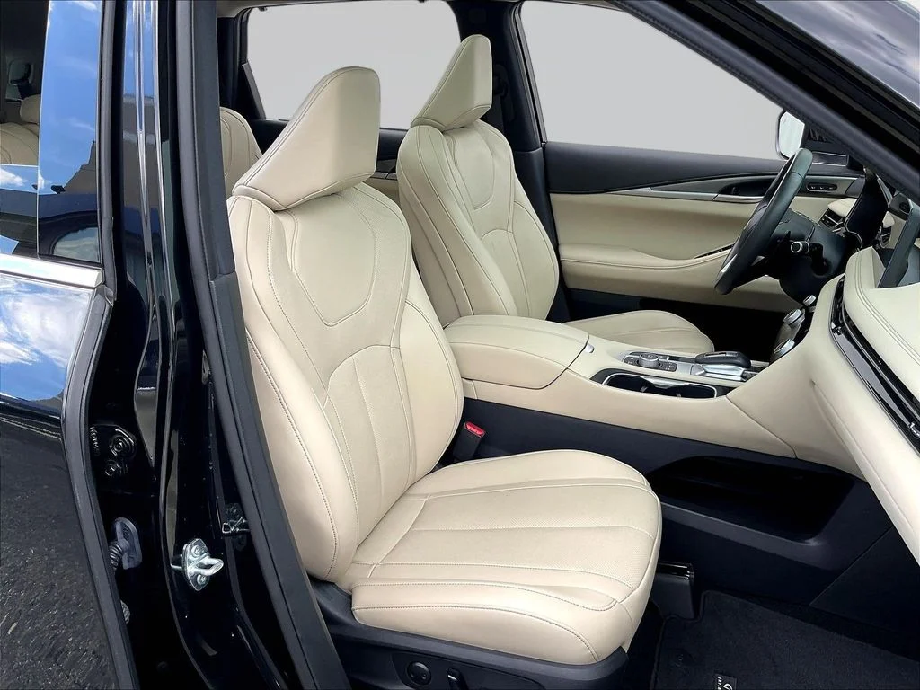 Used 2025 Black INFINITI LUXE image 31