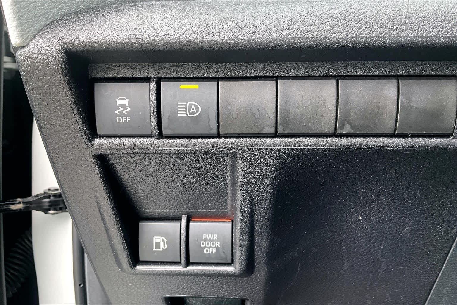 Used 2025 Wind Chill Pearl Toyota XLE image 36