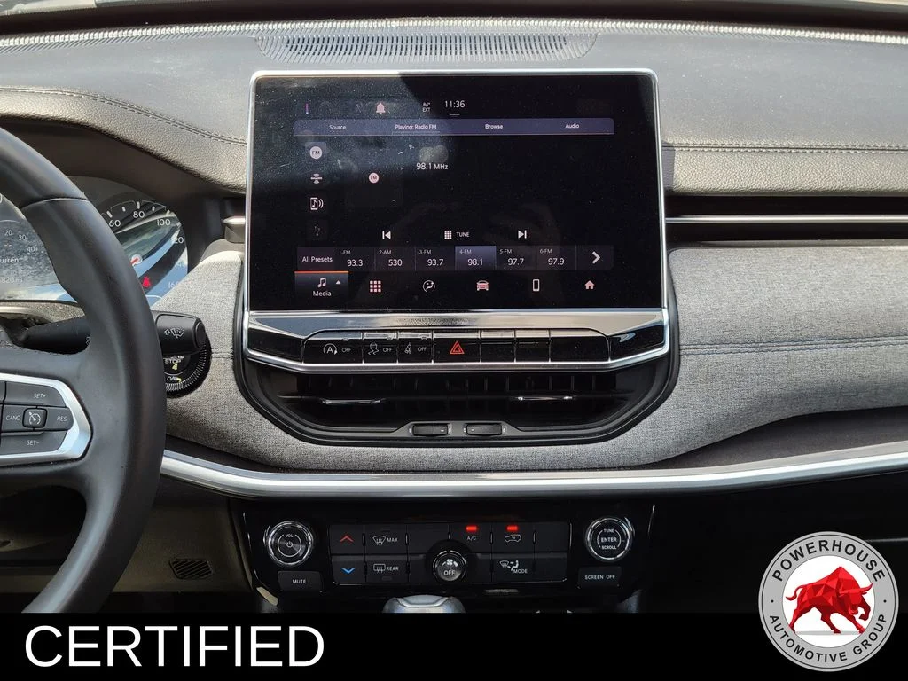 Used 2024  Jeep Latitude image 21