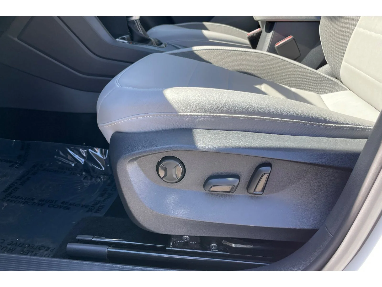 Used 2023 Pure White Volkswagen SE image 12