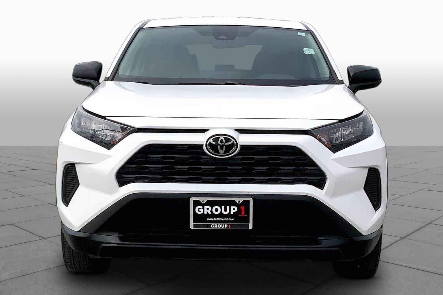 Used 2022 White Toyota LE image 4