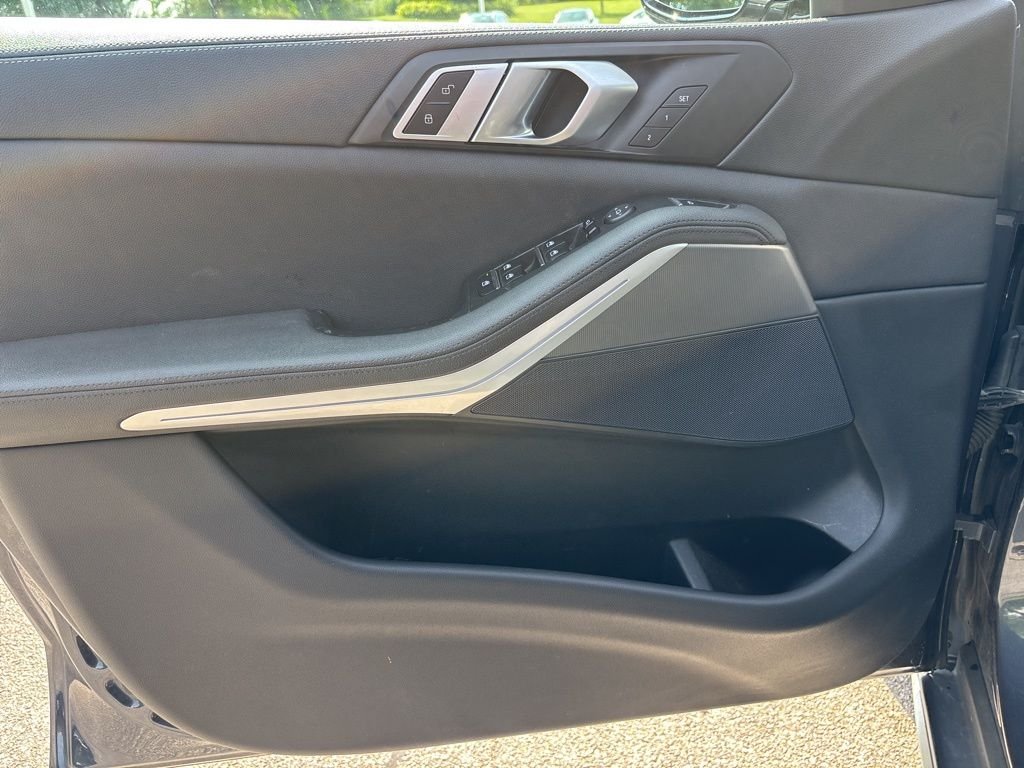 Used 2019 Gray BMW xDrive40i image 15