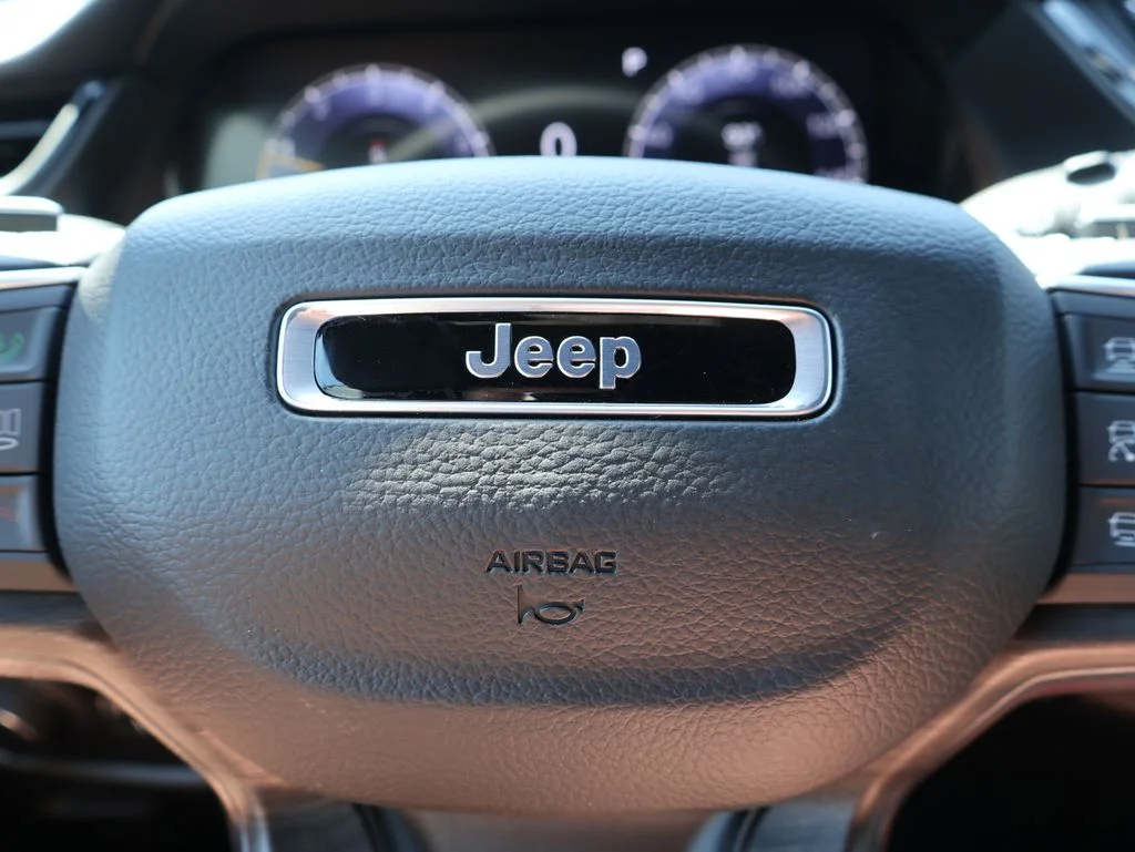 New 2027 Sting-Gray Clearcoat Jeep Laredo Altitude image 27