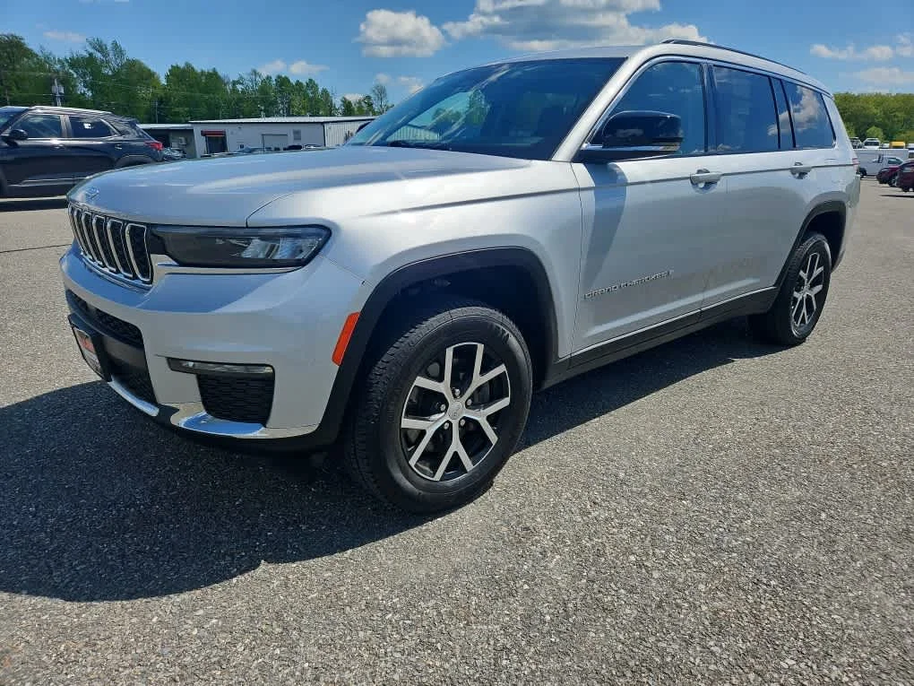 Used 2023 Silver Zynith Jeep Limited image 3
