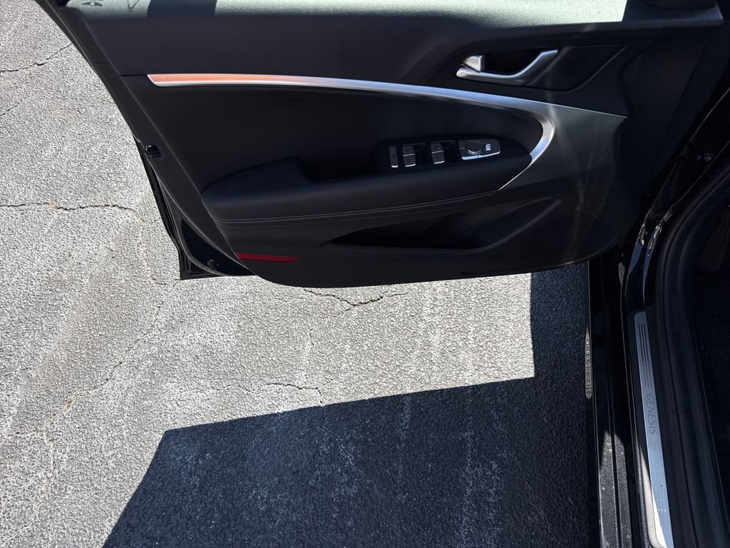 Used 2025 Black Genesis 2.5T image 10