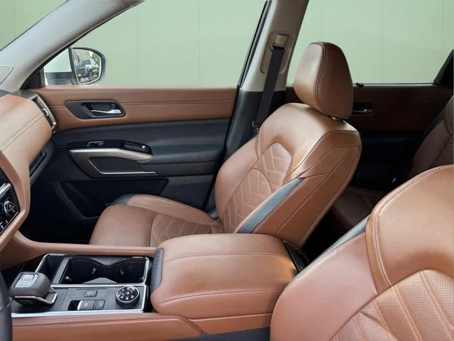 Used 2023 White Nissan Platinum image 9