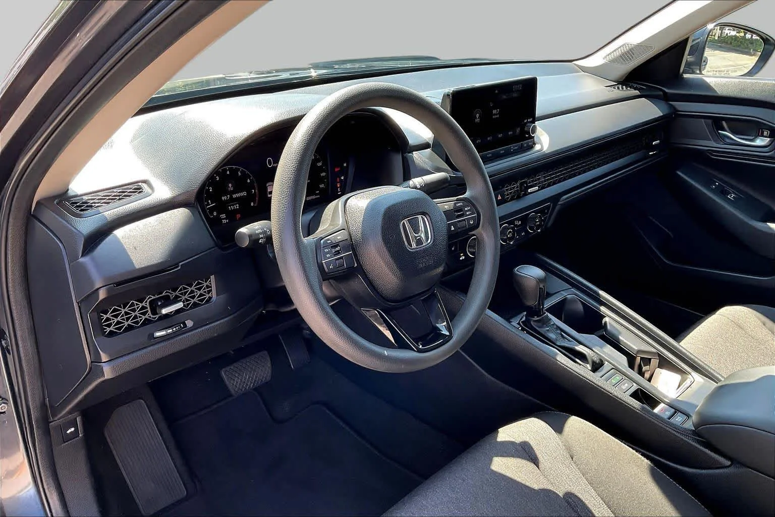 Used 2025 Meteorite Gray Metallic Honda SE image 18