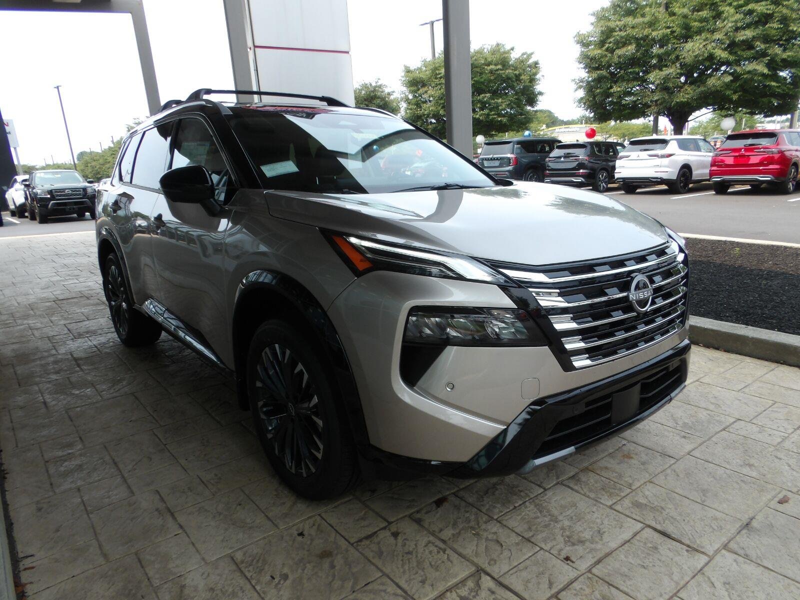 New 2026 Champagne Silver Metallic / Super Black Two-tone Nissan Platinum image 3