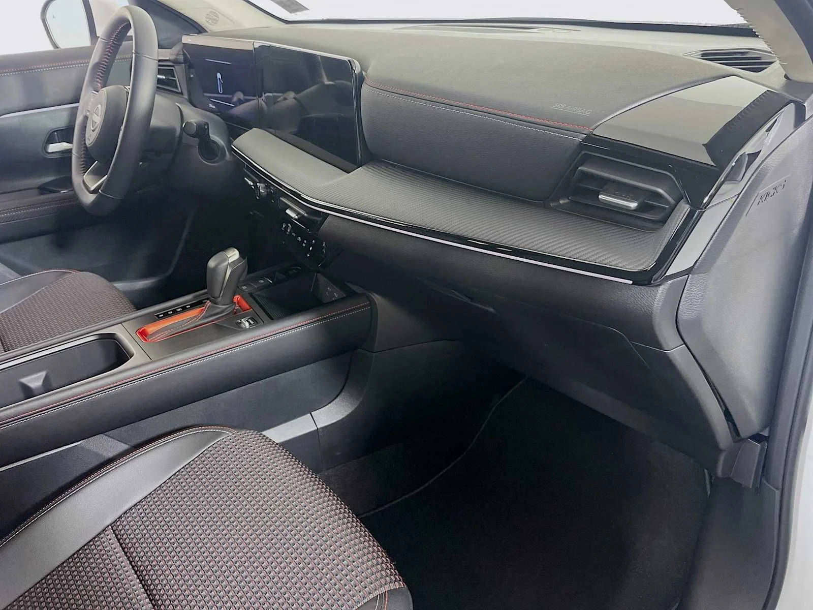 Certified Used 2025 Aspen White Tricoat Nissan SR image 24