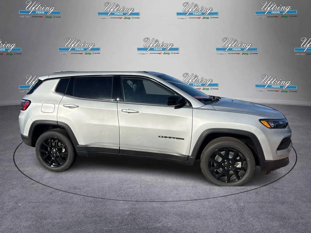New 2026 Silver Zynith Metallic Clearcoat Jeep Latitude Altitude image 2