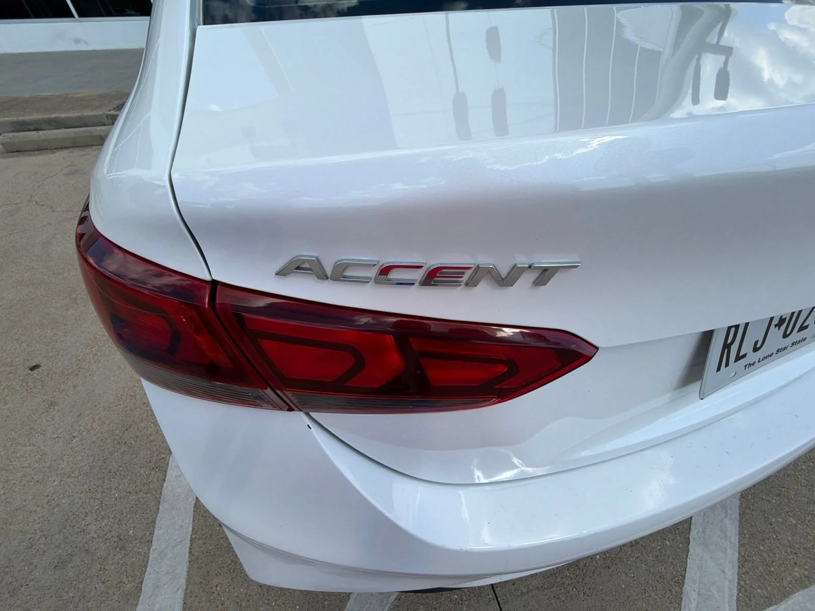 Used 2020 White Hyundai SE image 9