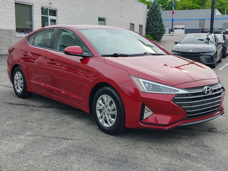Used 2020 Red Hyundai SE image 3