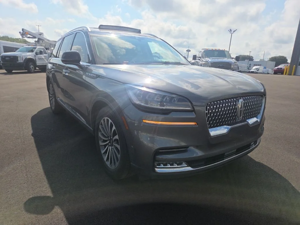 Used 2021 Gray Lincoln Reserve image 1