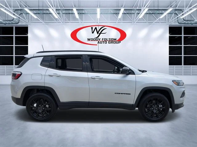 New 2026 Silver Zynith Metallic Clear-Coat Exterior Paint Jeep Latitude image 2