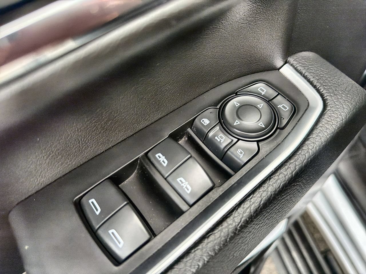 Used 2024 White Frost Tricoat GMC Denali image 19