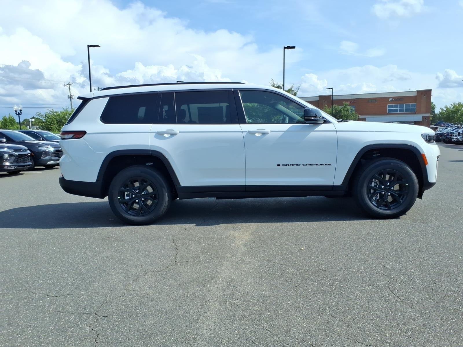 New 2026 Bright White Clear-Coat Exterior Paint Jeep Laredo Altitude image 9