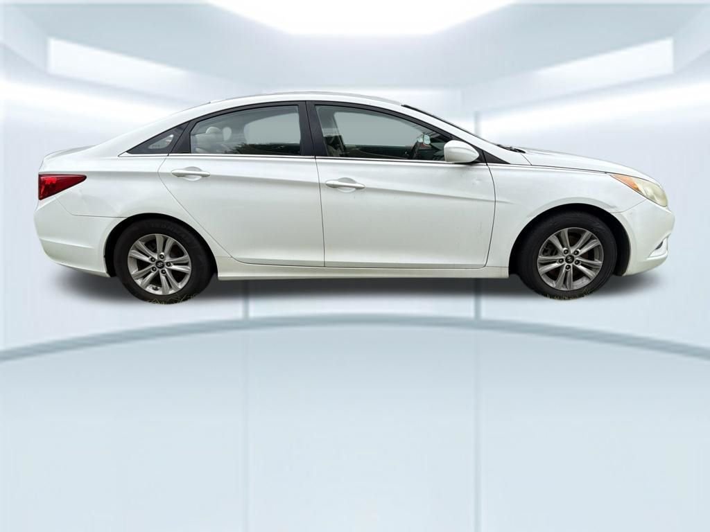 Used 2012 White Hyundai GLS image 5