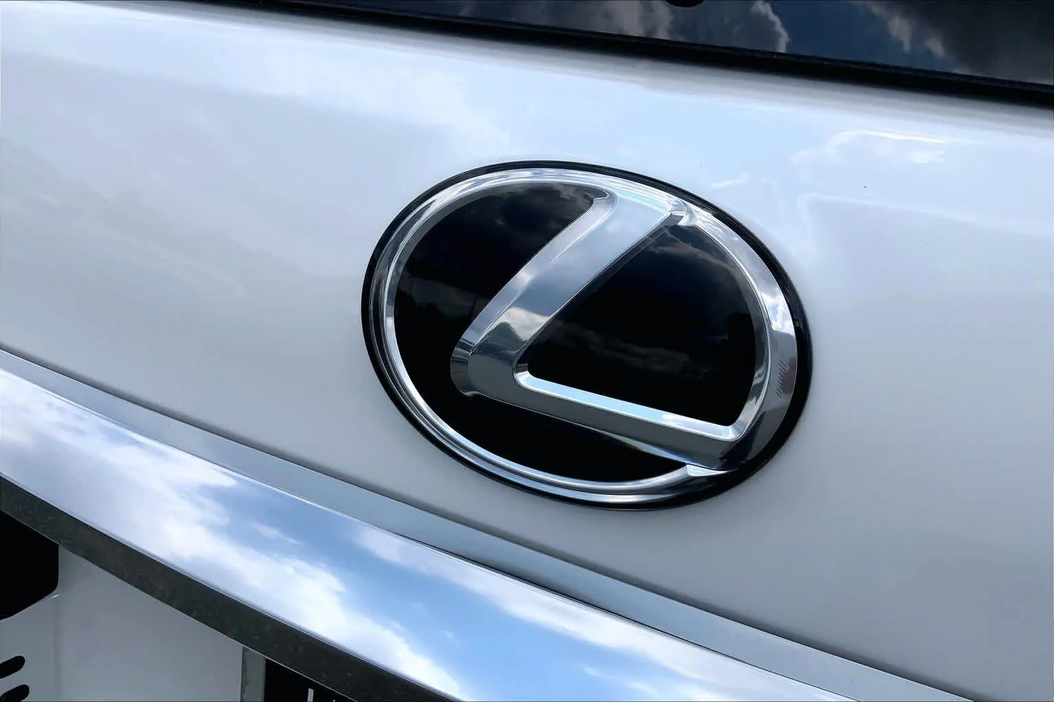 Certified Used 2023 EMINENT WHITE PEARL Lexus Premium image 10
