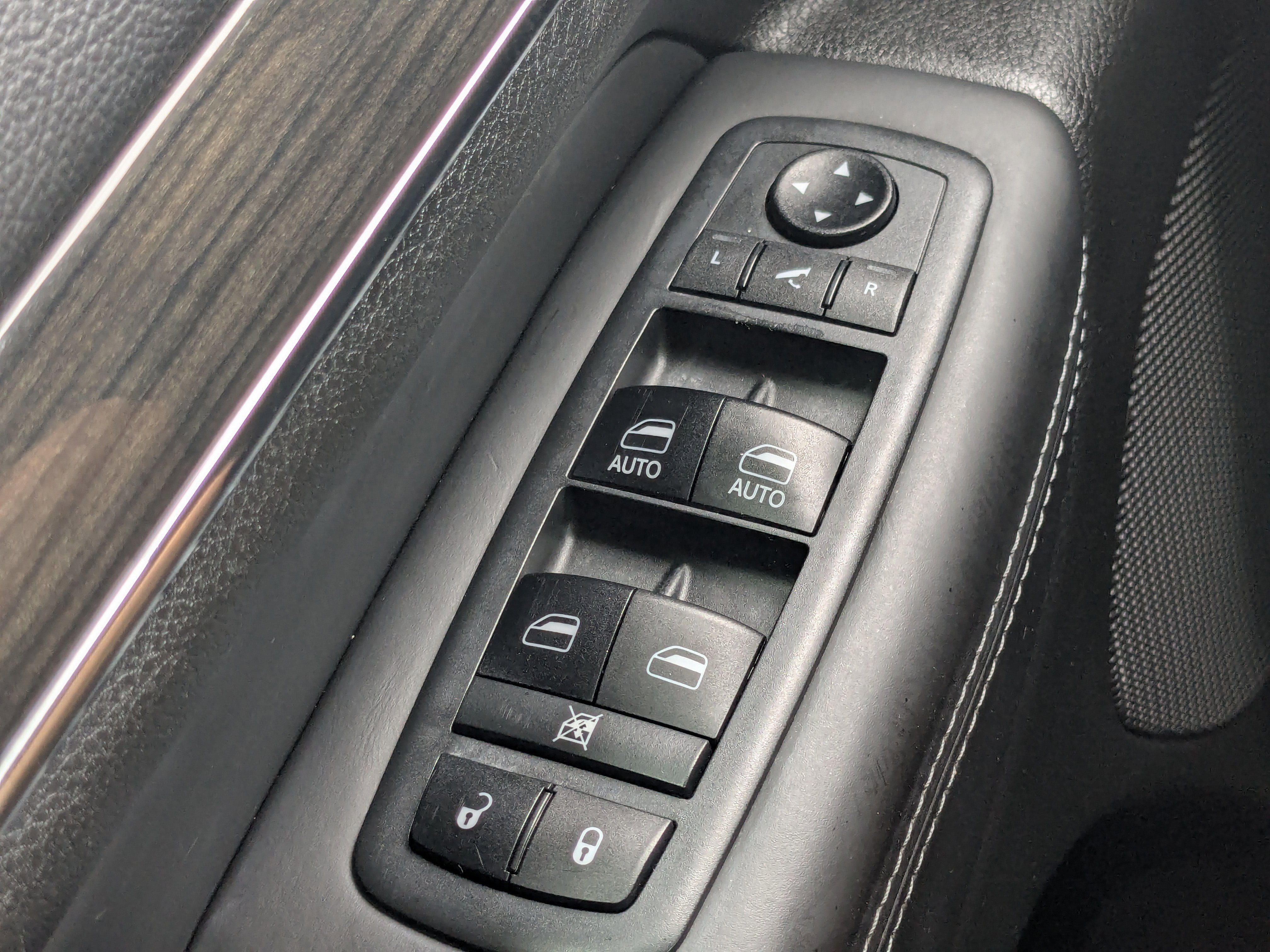 Used 2019 Granite Crystal Metallic Clearcoat Jeep Overland image 28