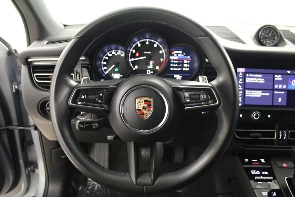 Used 2025  Porsche  image 21