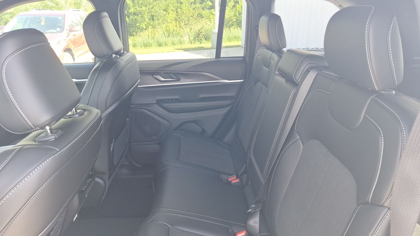 New 2026 Silver Zynith Exterior Paint Jeep Altitude image 12