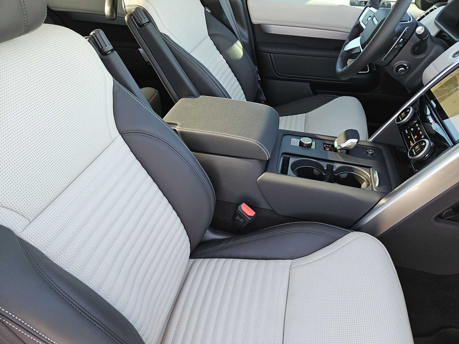 2026 Land Rover Discovery Gemini Edition - Photo 12