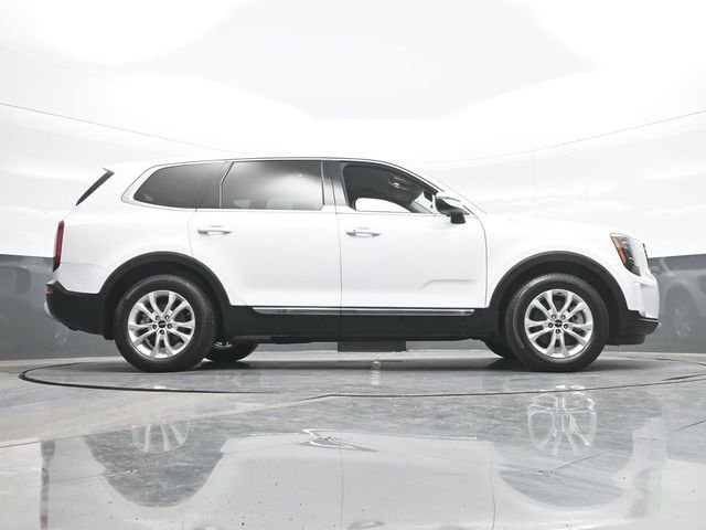 Used 2022 White Kia LX image 24